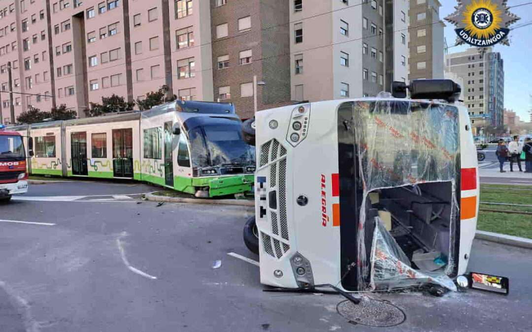 Al menos cinco heridos tras arrollar el tranvía de Salburua a un microbús