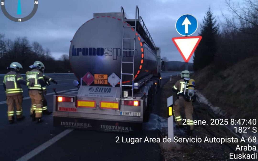 Un camión con mercancías peligrosas sufre un incendio en la AP-68