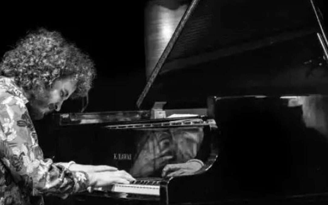 Adrián Royo improvisa con el público en Klaustro Sounds