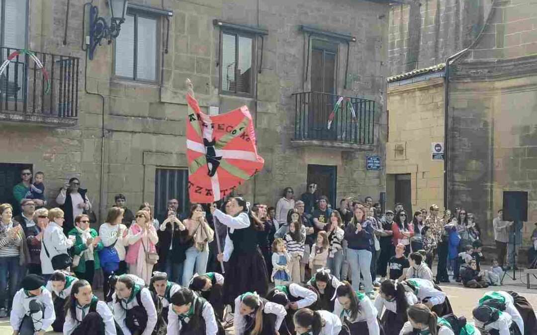 Las imágenes del multitudinario Dantzari Eguna en Elvillar