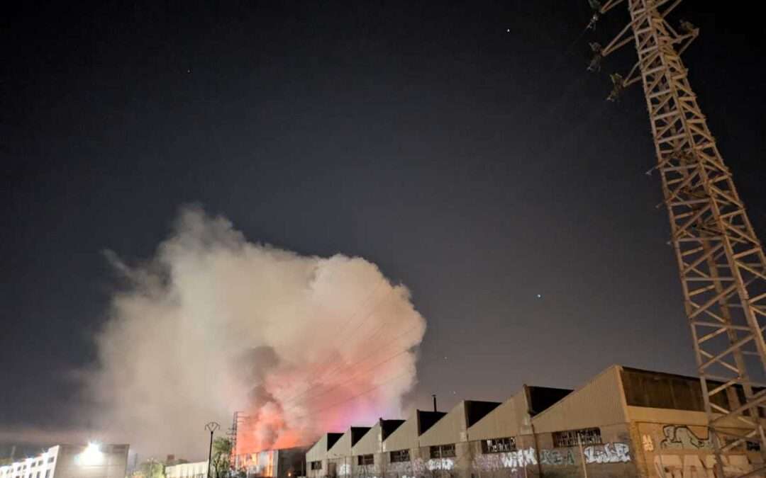 Un gran incendio destruye la nave de reciclaje de Onaindia en Gasteiz