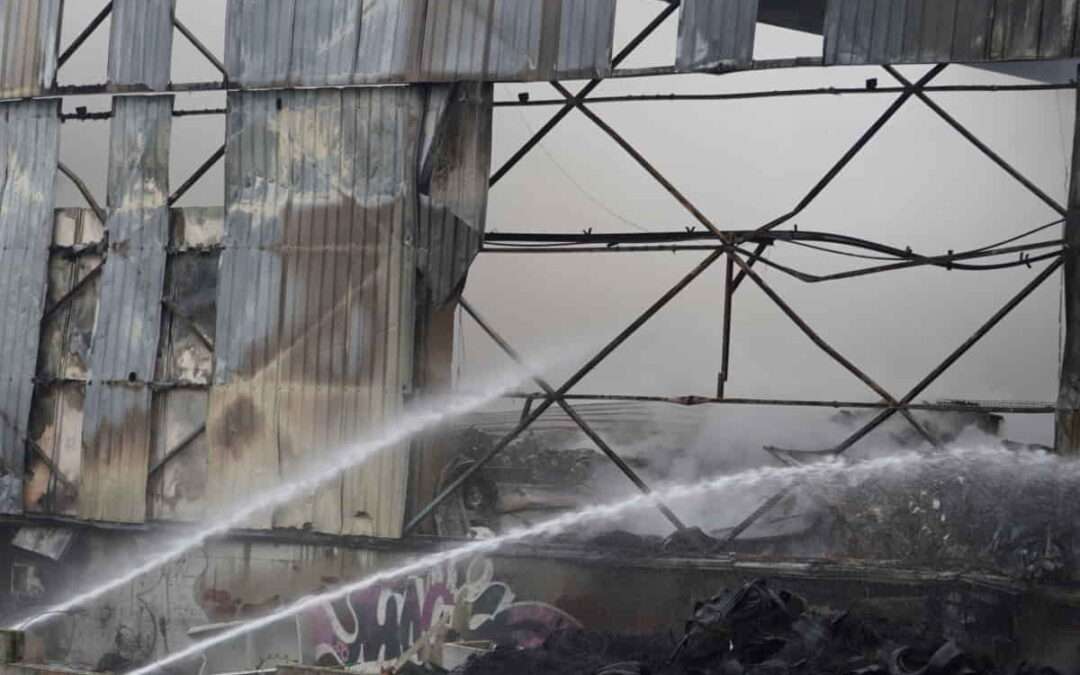 Los bomberos continúan con la extinción del incendio de Artapadura