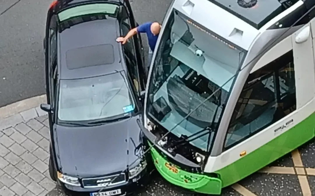 Colisión entre el tranvía y un vehículo en la Avenida Gasteiz