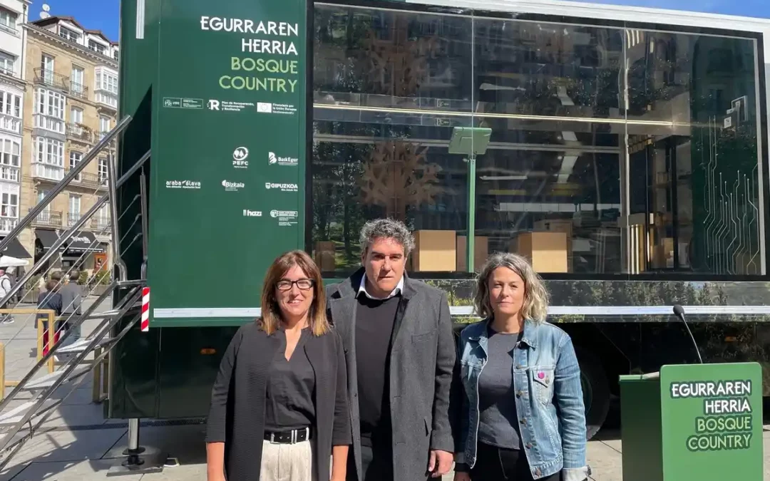 La exposición itinerante ‘Egurraren Herria. Bosque Country’ visibiliza desde Gasteiz el sector forestal vasco
