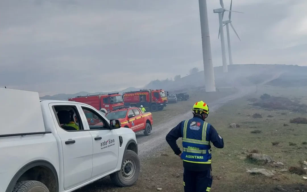 Elkarrekin pide cambios en el operativo contra incendios de Álava tras el fuego de Elgea
