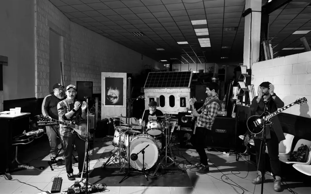 Debut entre humo y amistad para la banda de Gasteiz Los Infravivos
