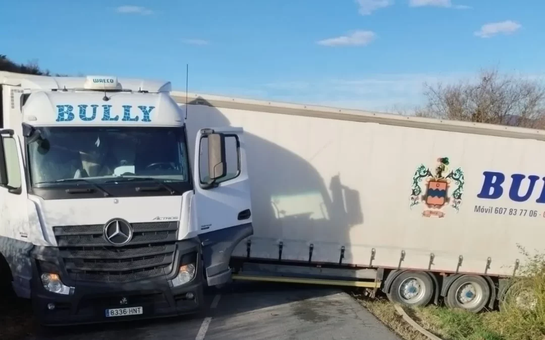 Cortada la carretera entre Artziniega y Santa Koloma por el cruce de un camión