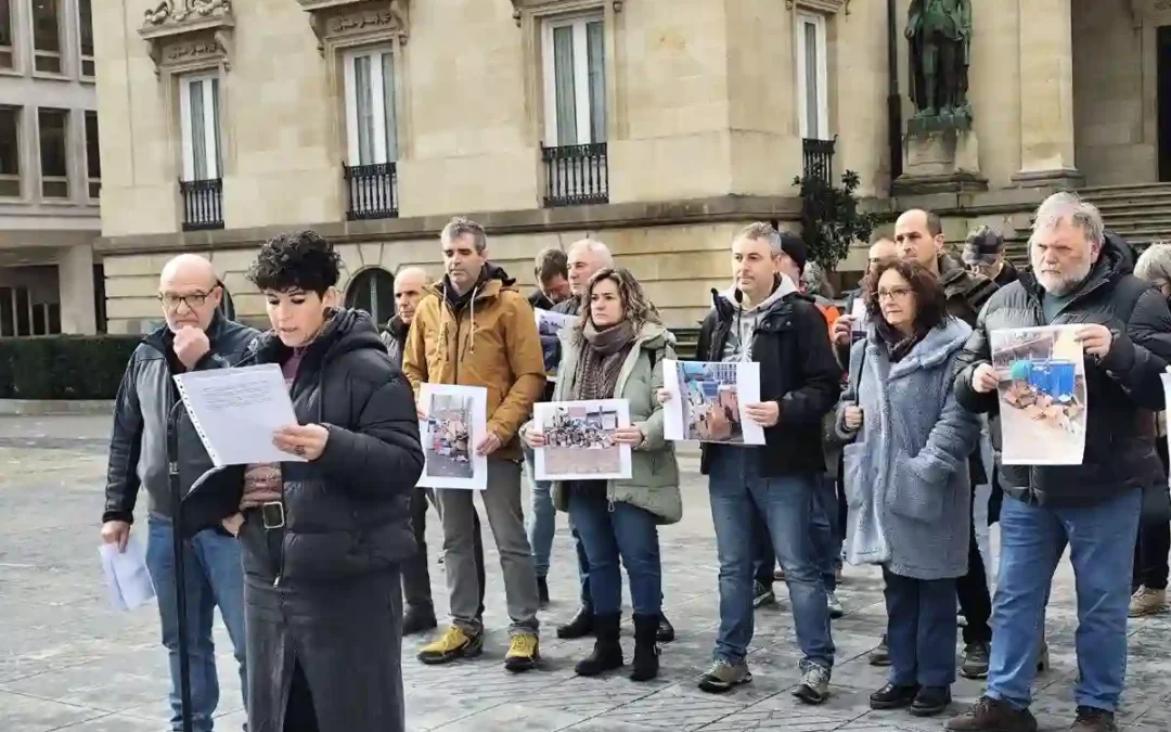 Ayuntamientos de Bildu e independientes plantean que las cuadrillas asuman la recogida de papel y cartón en la Álava rural