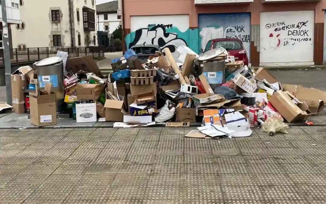 Ayuntamientos alaveses denuncian este miércoles en Gasteiz las deficiencias en la recogida de cartón en la zona rural