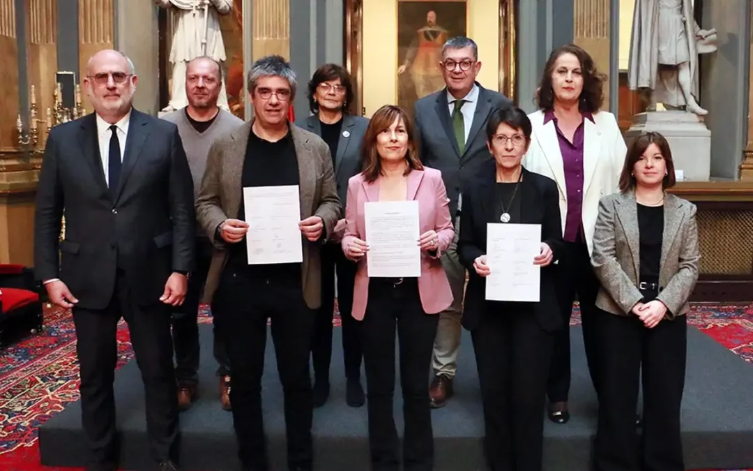 Diez partidos reclaman retirar el busto de Fraga del Senado por su relación con el 3 de Marzo