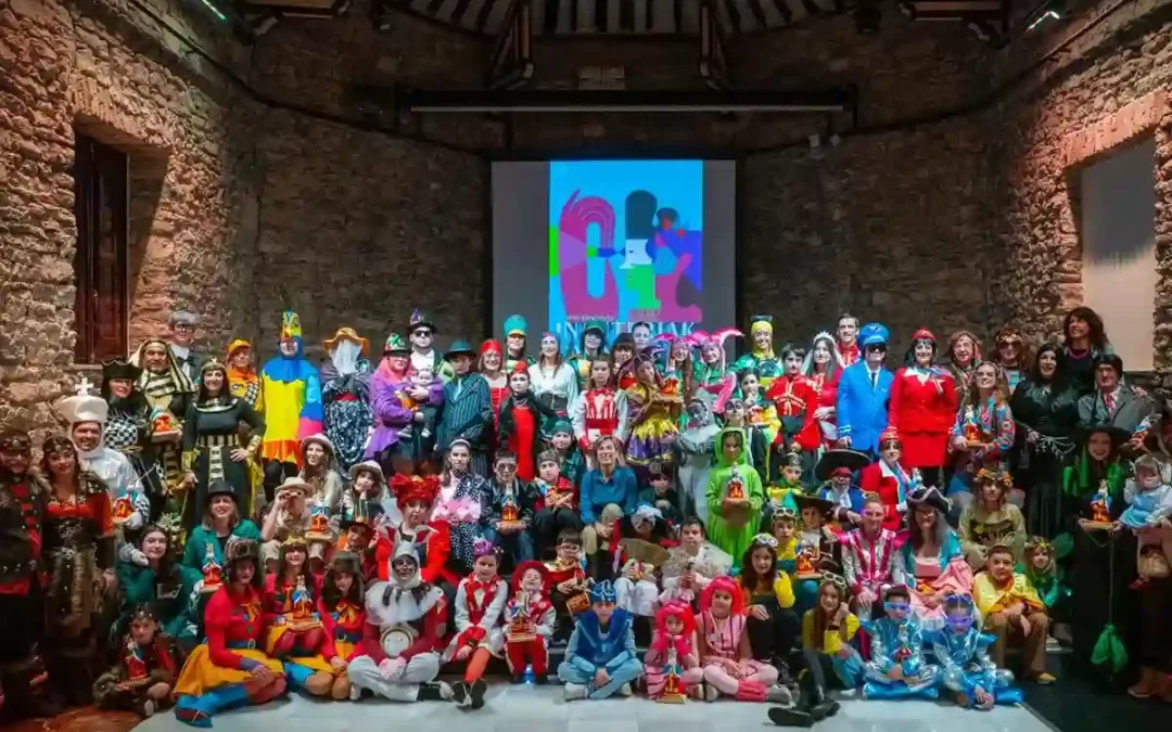 Las 29 comparsas del Carnaval de Gasteiz presentan sus disfraces en Villa Suso