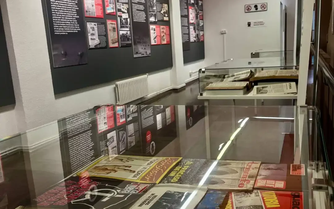 Martxoak 3 Elkarteak prentsaren papera aztertzen duen erakusketa inauguratu du Gasteizen