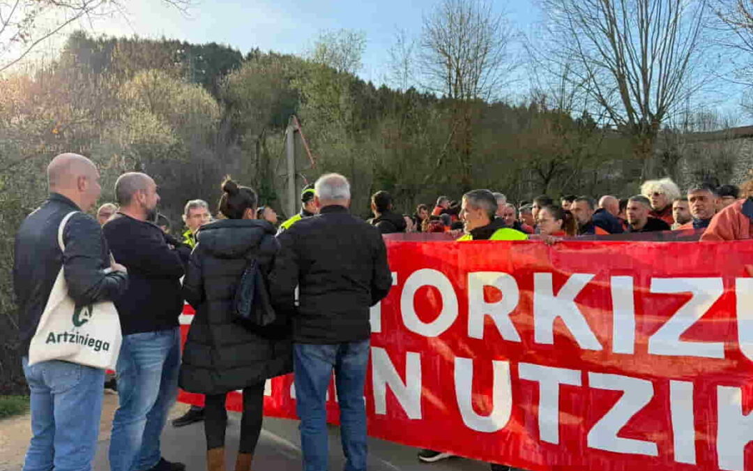 Las plantillas de Tubos Reunidos y Maderas de Llodio se concentran ante la Mesa de Aiaraldea y los alcaldes de Bildu deciden no participar