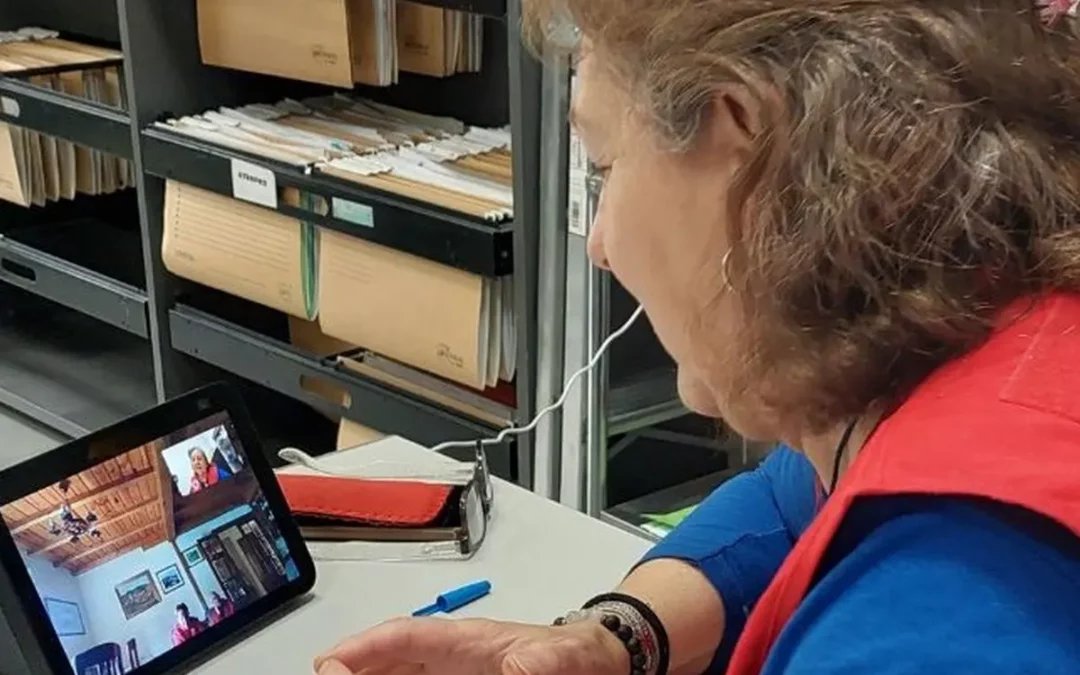 255 personas cuentan en Álava con un dispositivo del programa ‘Voces en Red’ de Cruz Roja para combatir la soledad no deseada