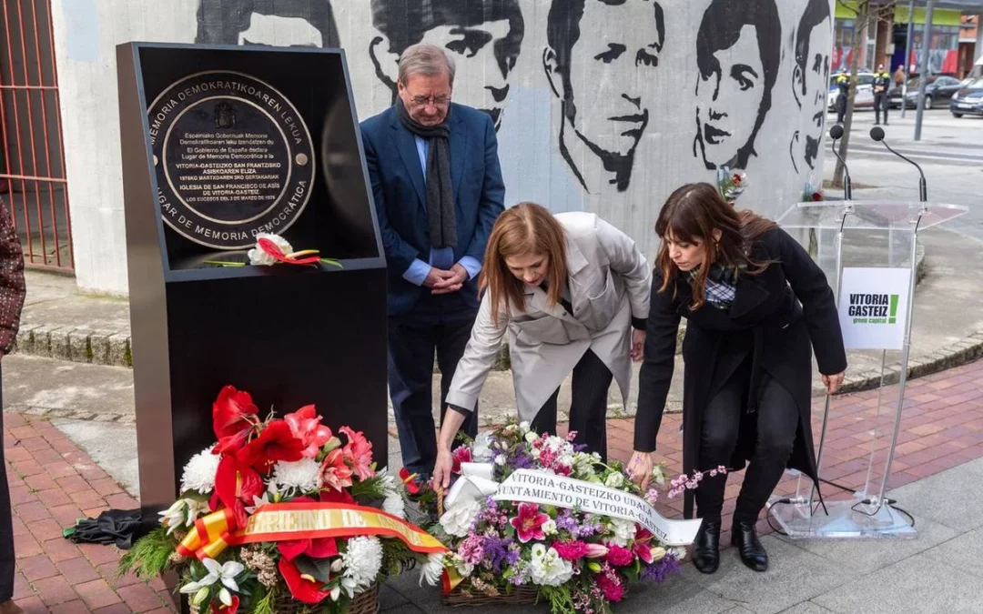 Vitoria recibe la placa que declara Lugar de Memoria Democrática la iglesia de San Francisco y el 3 de Marzo