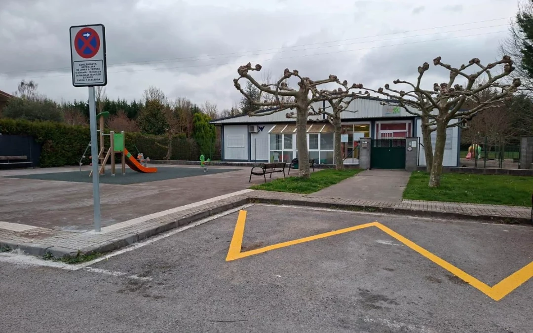 Zuia prohíbe estacionar en la entrada de la Haurreskola de Sarria en horario escolar