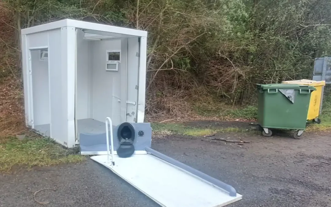 Vandalizan el baño químico del parking de las canteras del Gorbea