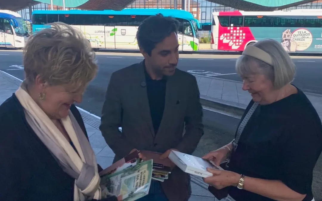 Alavabus celebra el Día del Libro con el regalo de mil ejemplares en la estación de Gasteiz