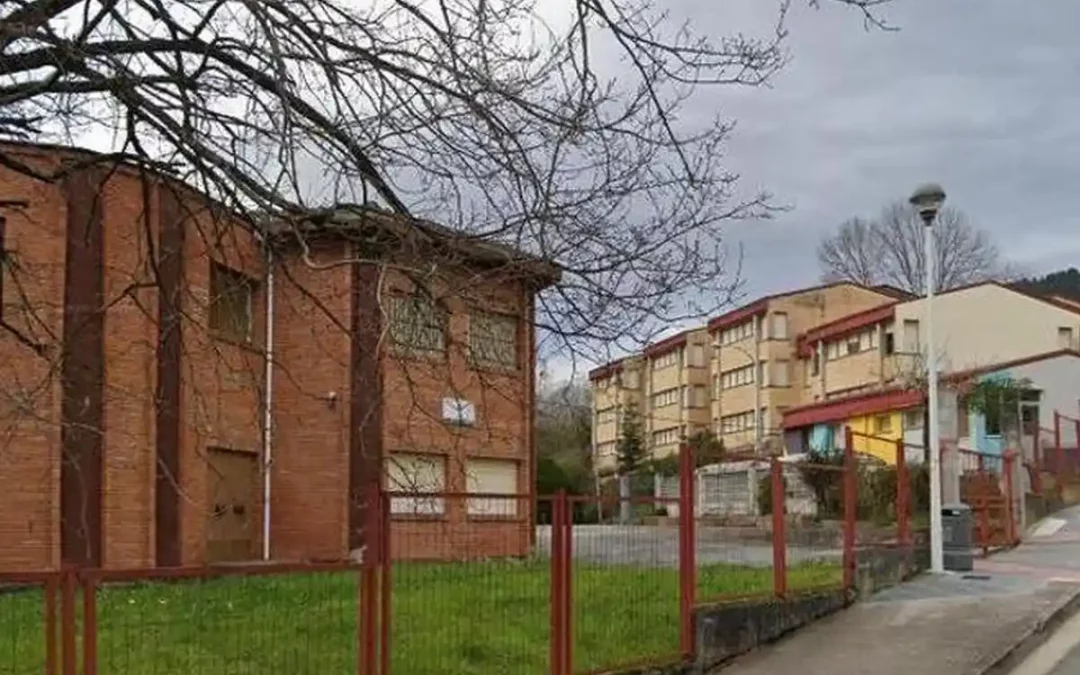 El Ayuntamiento de Laudio se reúne con Educación para analizar a situación del colegio Laudio Goikoa