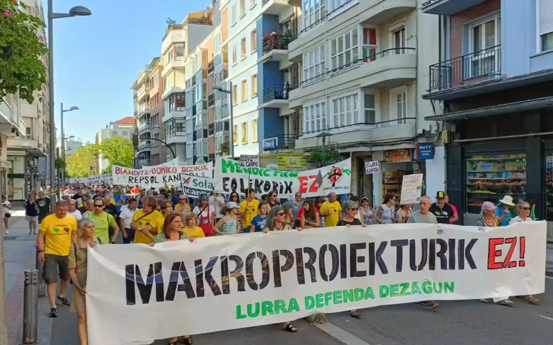 Miles de personas y decenas de tractores claman en Gasteiz contra los macroproyectos