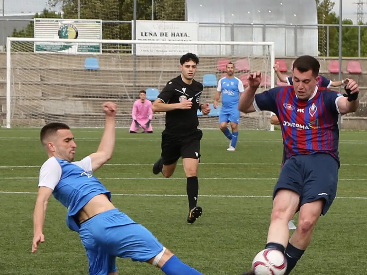 Jugadores del CD Nanclares celebran el ascenso a División de Honor alavesa