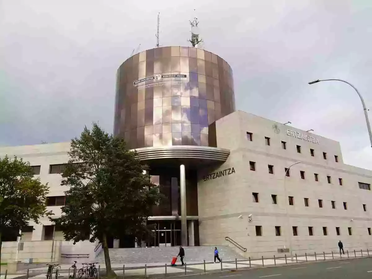 Vehículo de la Ertzaintza durante una actuación policial en Álava