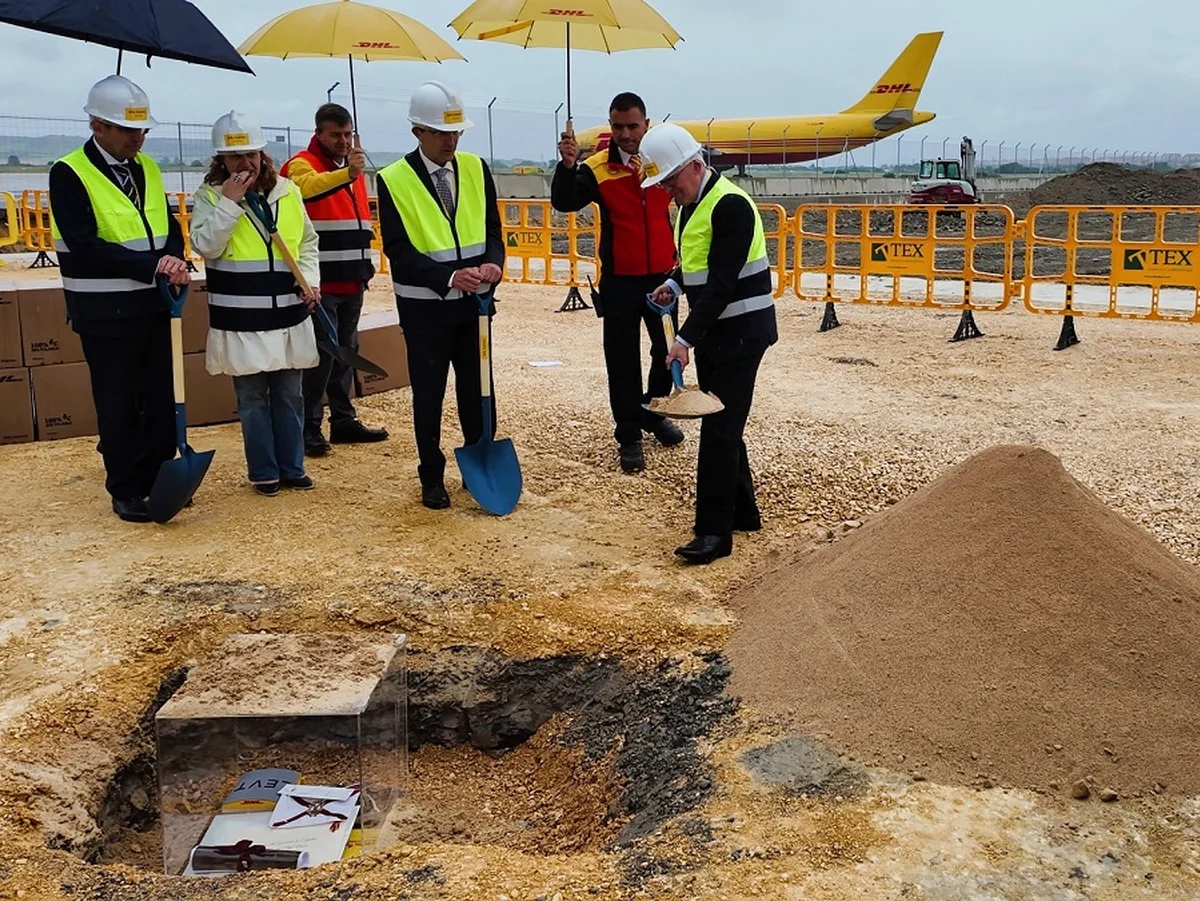 Primera piedra del nuevo hangar de mantenimiento de aviones de DHL Express en el aeropuerto de Foronda