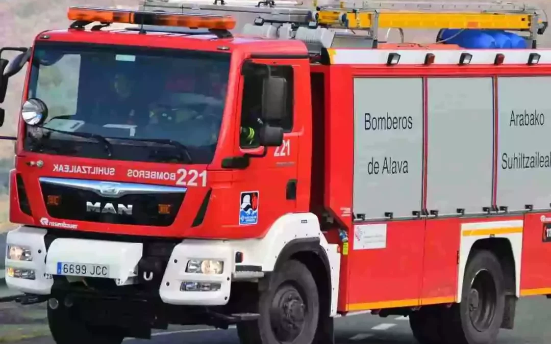 Los bomberos de Araba tratan de extinguir un incendio forestal en Galarreta