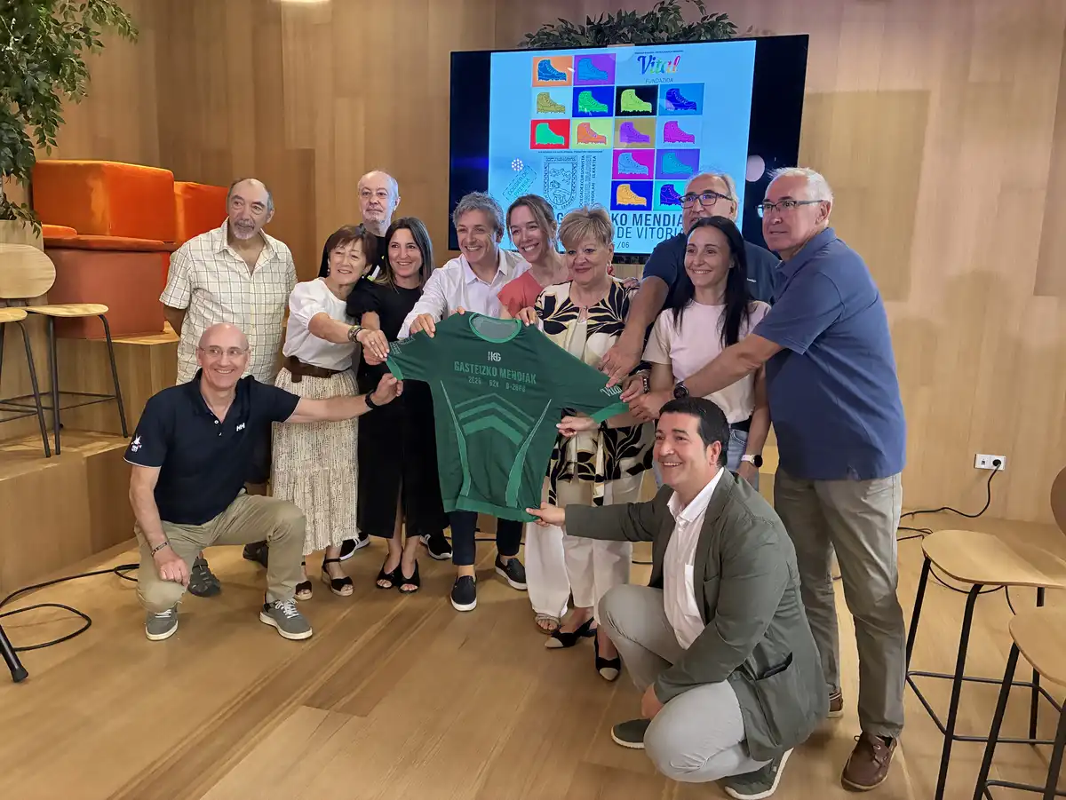 Participantes en la carrera Montes de Vitoria recorriendo las cumbres del sur de Vitoria-Gasteiz