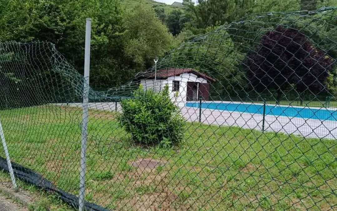 Artziniega avanza en la puesta a punto de sus piscinas municipales de cara al verano