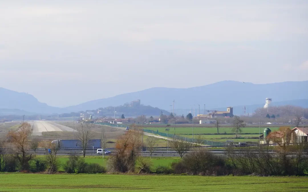 Aena insonoriza 40 viviendas del entorno del aeropuerto de Vitoria y amplía el plan de aislamiento acústico