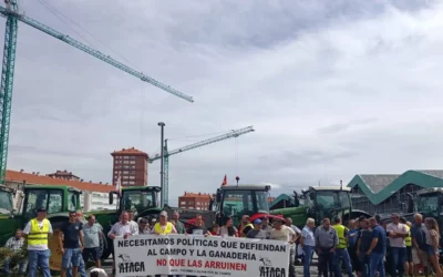 La tractorada de ATACA llega a Lakua para exigir la declaración de Zona de Sequía en Álava y Euskadi