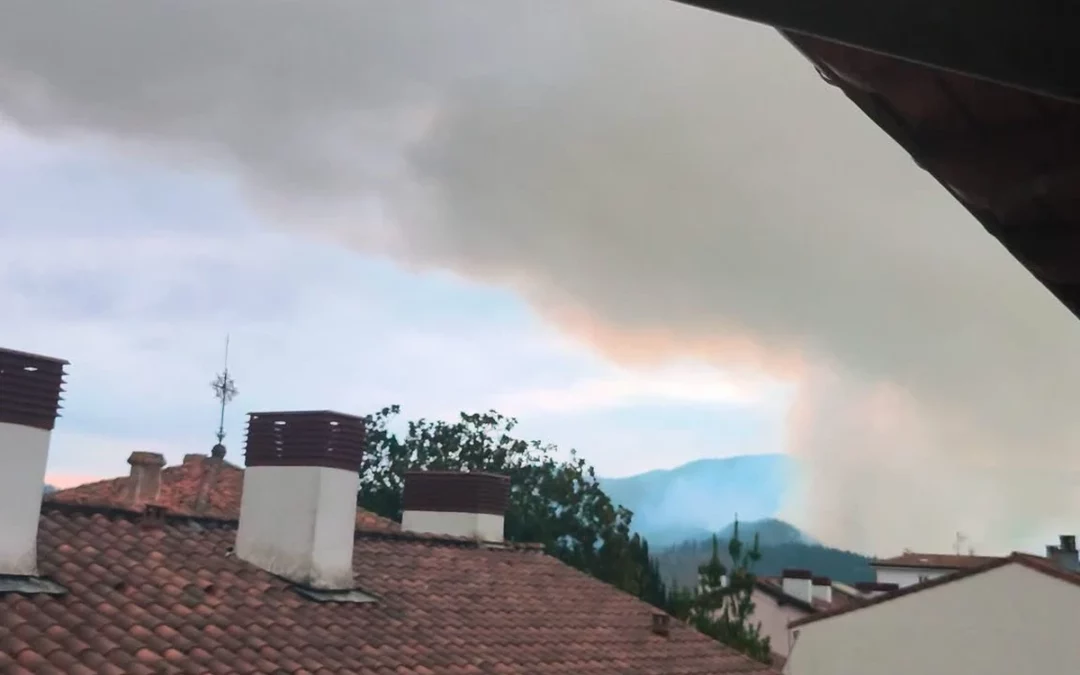 El incendio de Llanteno se reactiva y obliga a cortar la A-3634