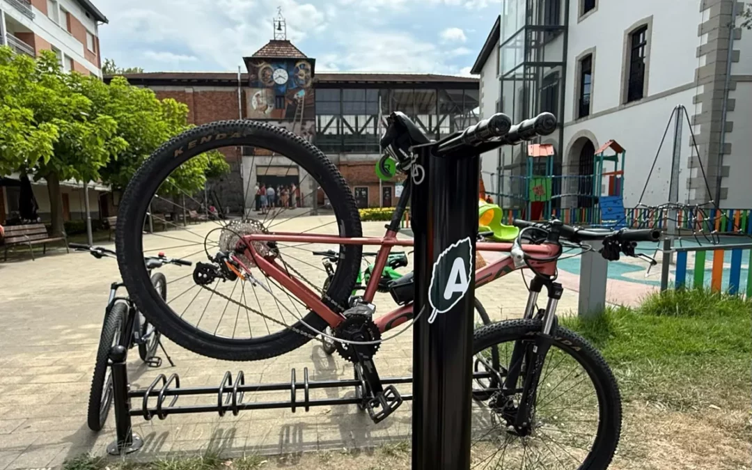 Artziniega instala un punto de reparación de bicicletas junto a Garai Plaza para impulsar la movilidad ciclista