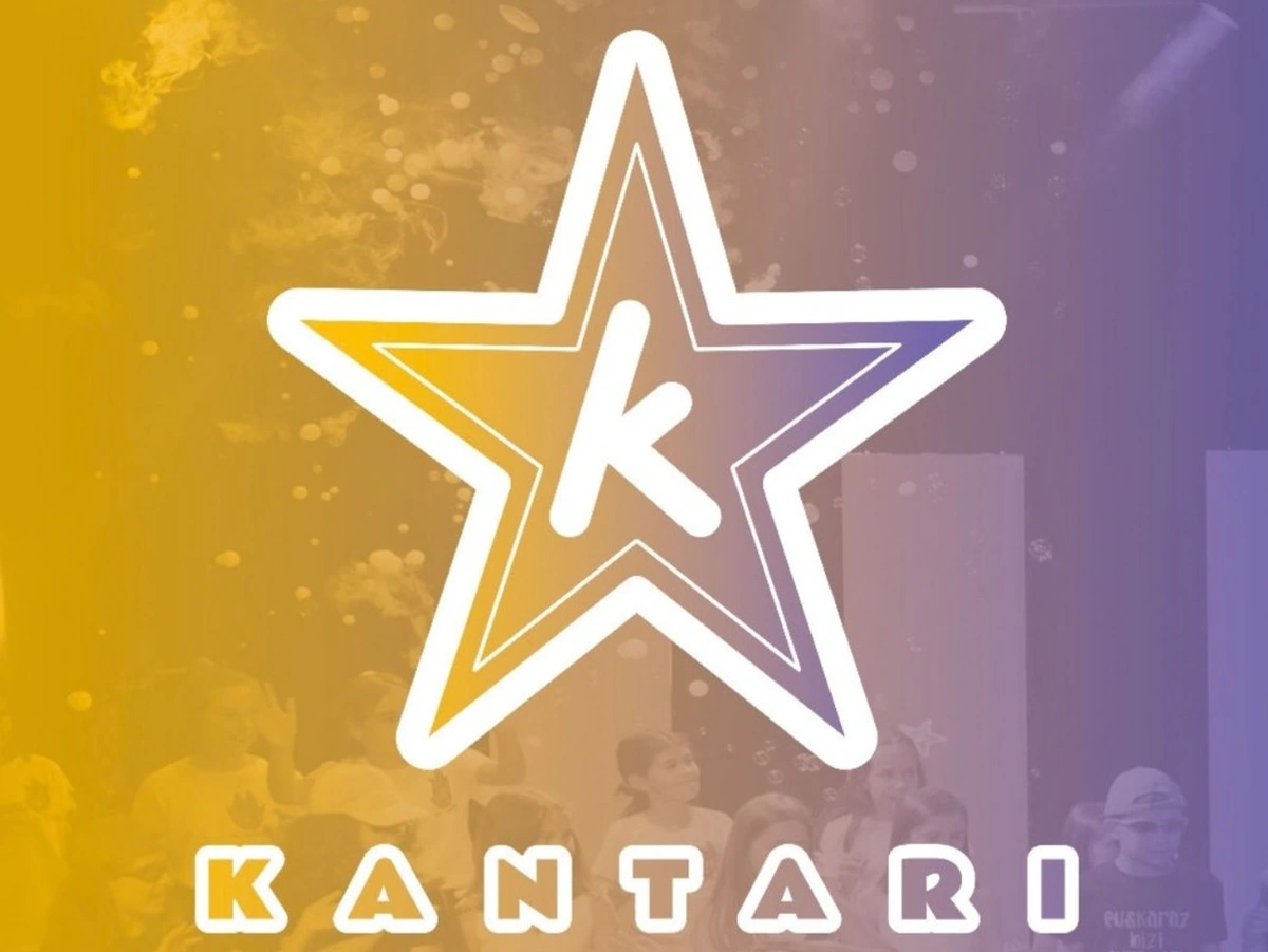 Kantari Araba 2026 Kantari egitasmoko gaztetxoak euskaraz abesten eta dantzatzen oholtza gainean.