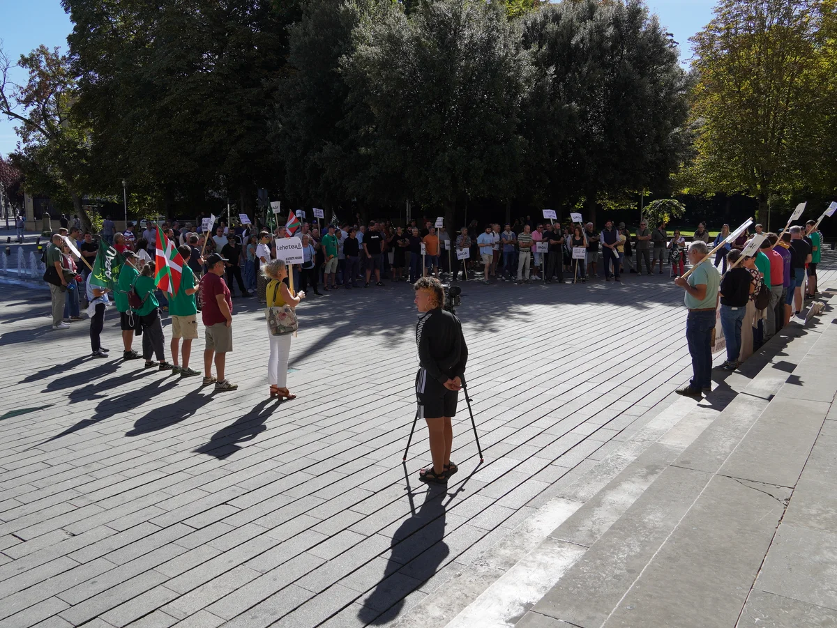 Cencerrada de UAGA en Vitoria-Gasteiz Cencerrada de UAGA en Vitoria-Gasteiz para denunciar la situación del campo alavés