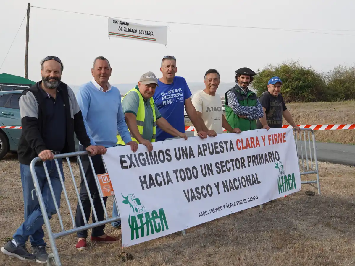 ATACA en Foronda durante el Alderdi Eguna Concentración de ATACA en Foronda durante el Alderdi Eguna