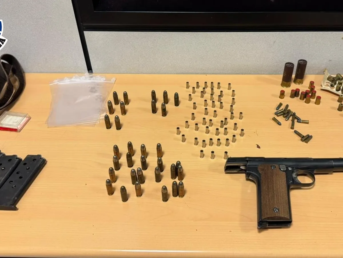 Detenido con una pistola en Vitoria-Gasteiz Pistola y munición incautadas por la Ertzaintza tras una detención en Vitoria-Gasteiz