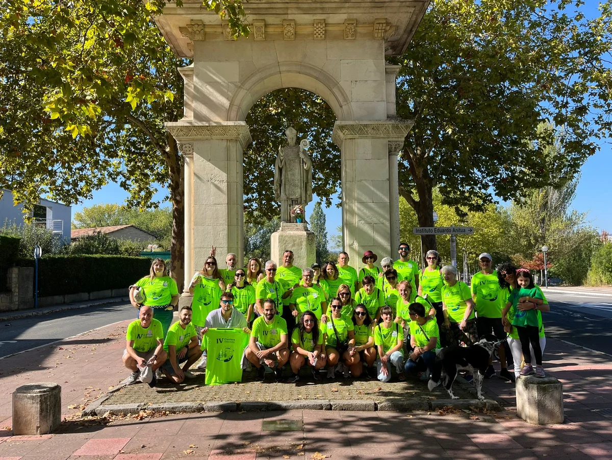 Paseo solidario de ADEAR en Vitoria-Gasteiz Cartel del paseo solidario y cadena humana de ADEAR por las enfermedades reumáticas en Vitoria-Gasteiz el 10 de octubre de 2026