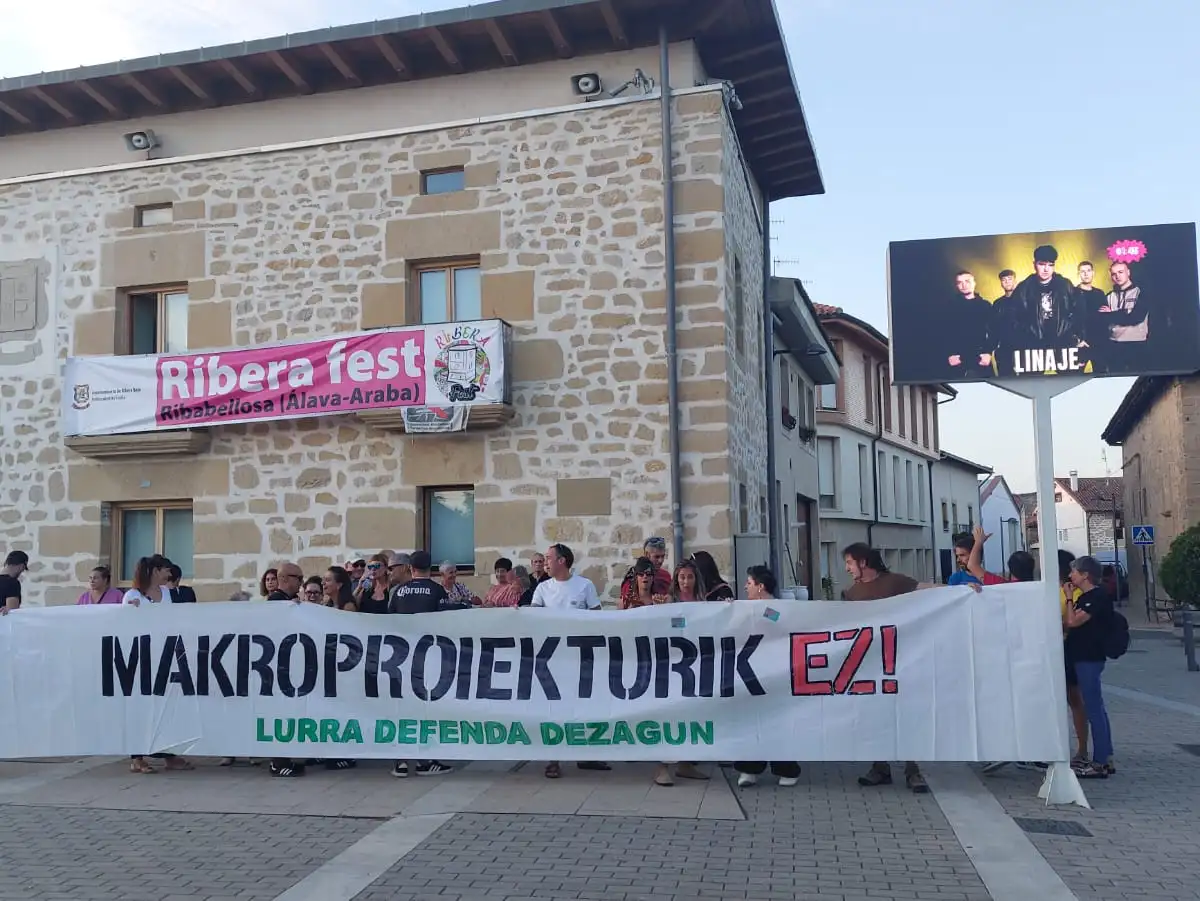 Araba Bizirik en Ribabellosa Concentración de Araba Bizirik contra los macroproyectos en Ribabellosa