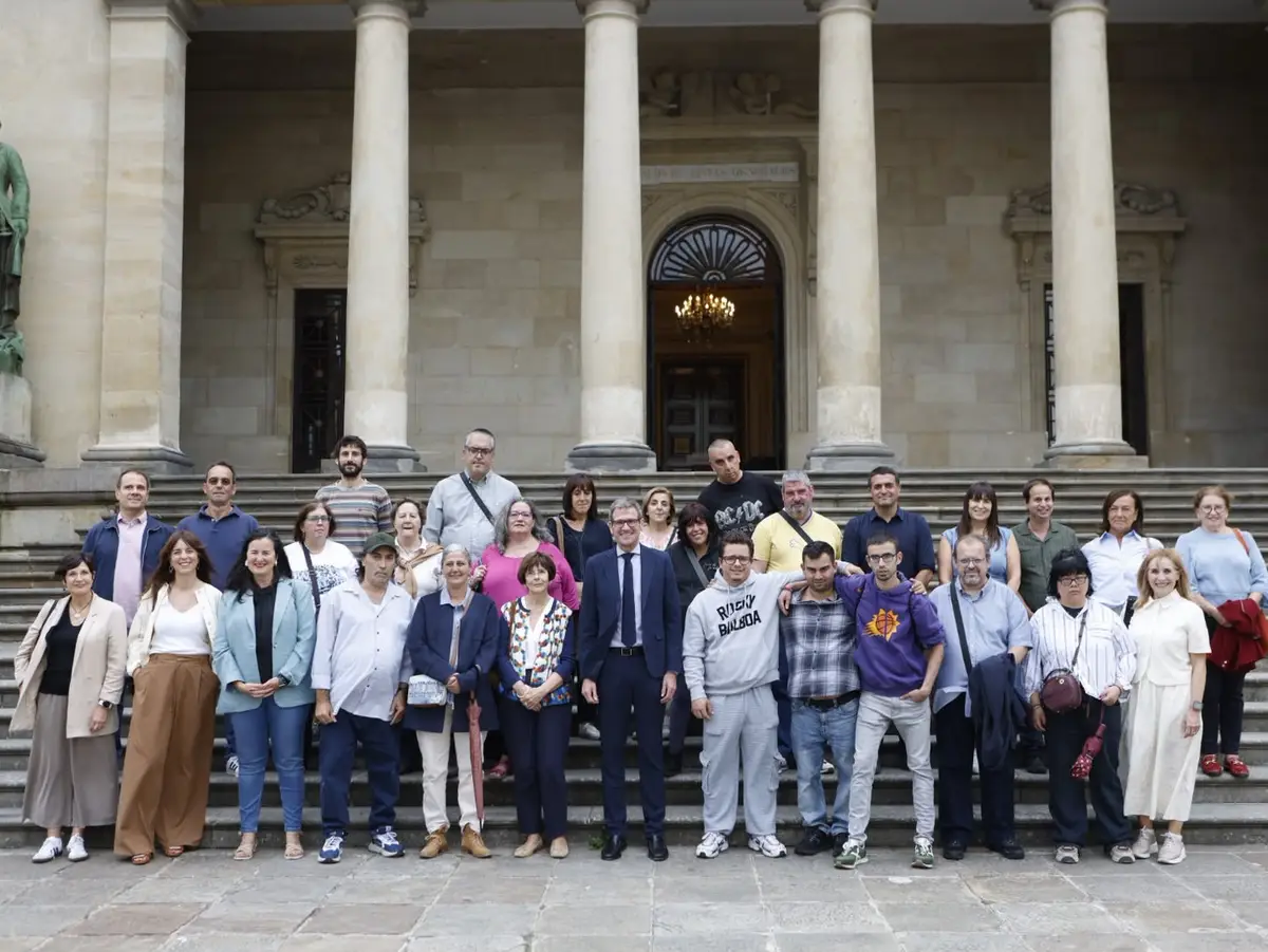 Recepción a Asafes por su 50º aniversario Representantes de Asafes durante la recepción de la Diputación Foral de Álava por el 50º aniversario de la asociación.