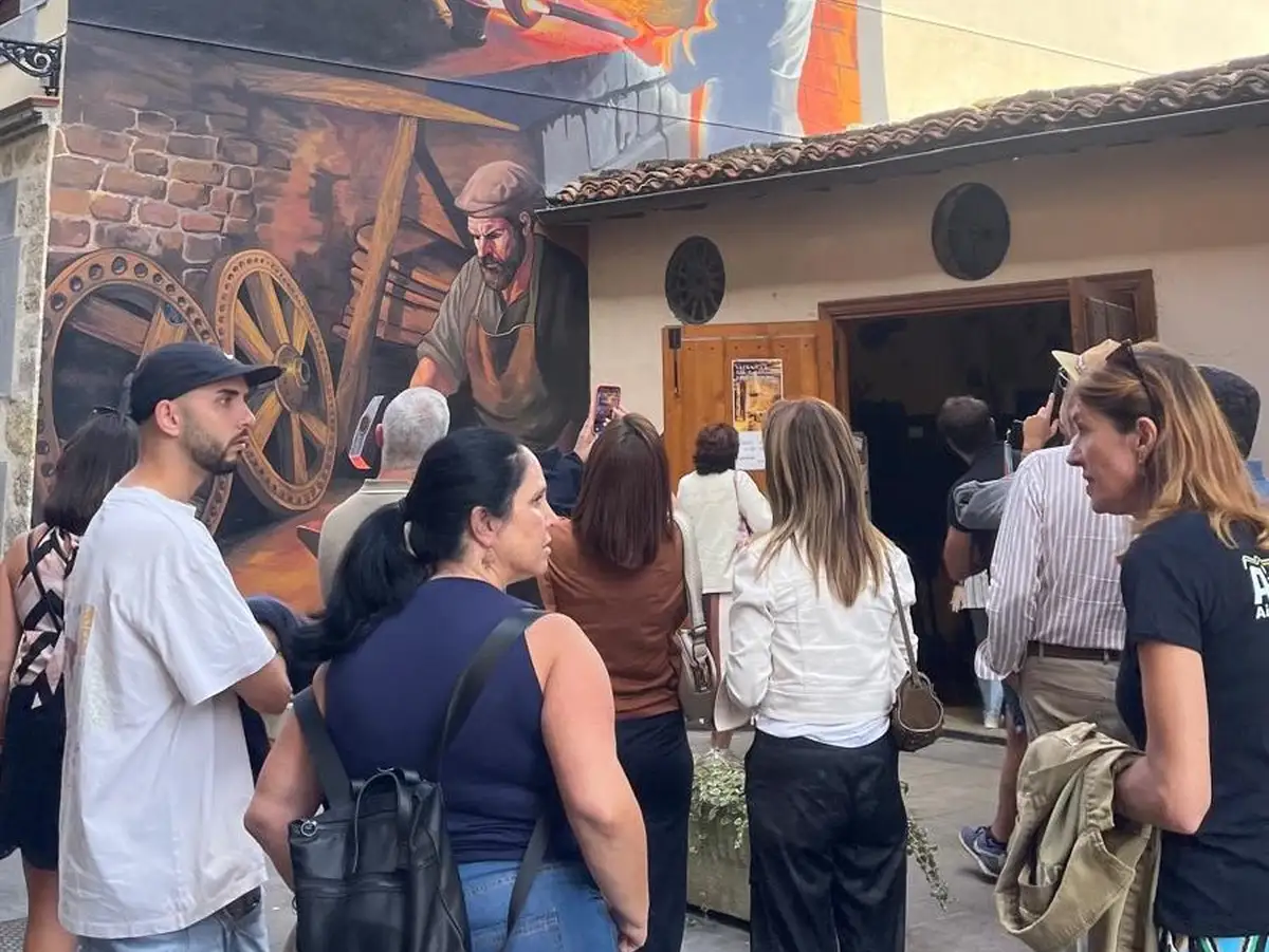 Ruta del Txakoli de Aiaraldea Profesionales turísticos de Álava durante una visita a la Ruta del Txakoli de Aiaraldea.