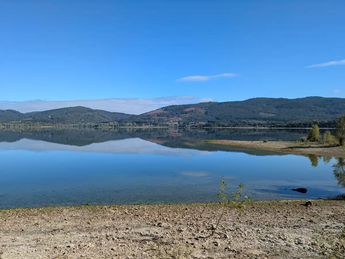 Convenio para estudiar la red de agua en la cuenca del Zadorra Representantes de AMVISA, Diputación de Álava, URA y URBIDE en la firma del convenio sobre abastecimiento de agua