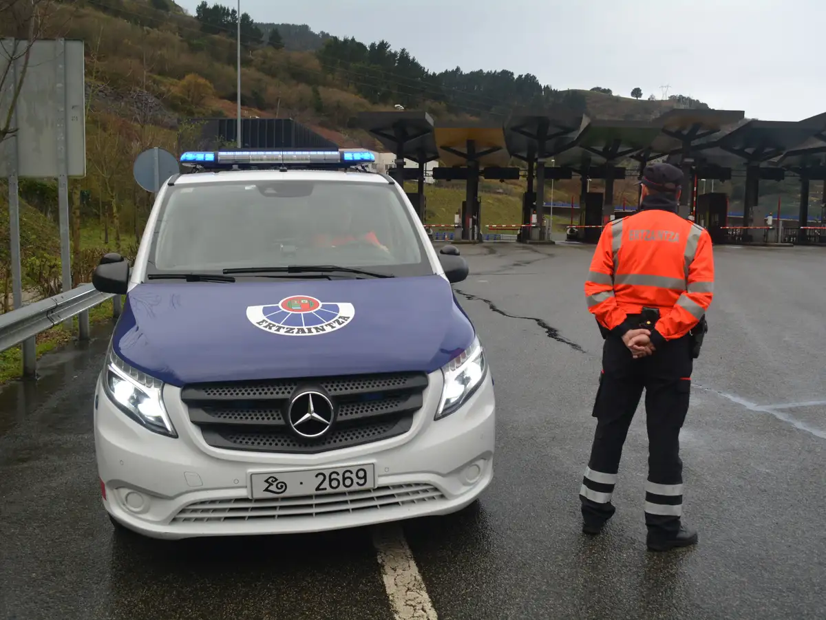 Detenido un camionero en la A-1 en Agurain Camión circulando por la A-1 a su paso por Álava