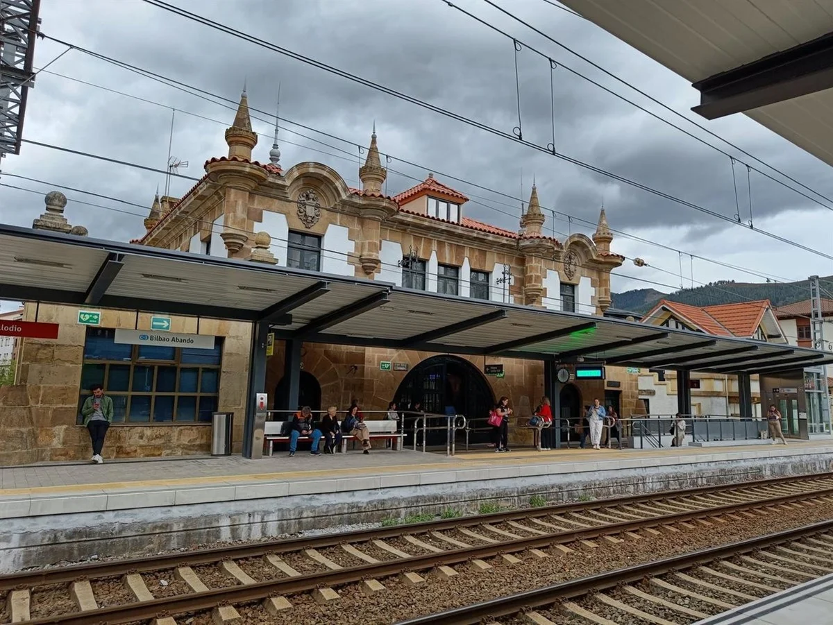 Trenes de mercancías y línea C-3 en Laudio Vías ferroviarias de la línea C-3 a su paso por Laudio