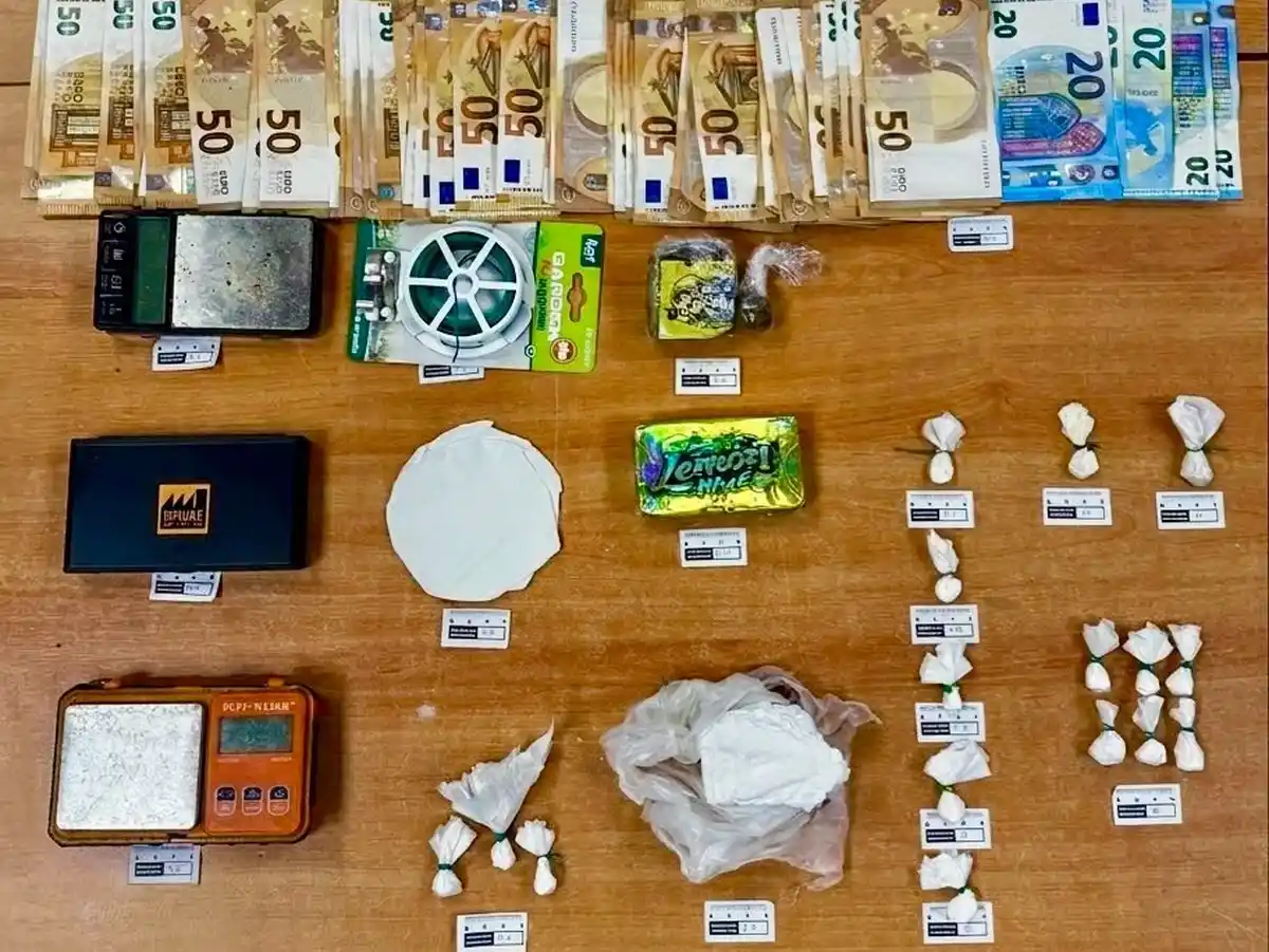 Operación contra el tráfico de drogas en Arkaiate Material intervenido por la Policía Local en una operación contra el tráfico de drogas en el barrio de Arkaiate de Gasteiz
