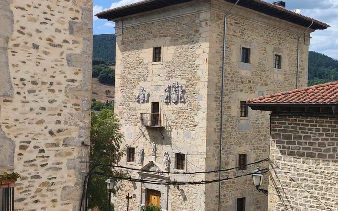 Artziniega abre la Casa Torre a posibles interesados antes de licitarla como alojamiento turístico