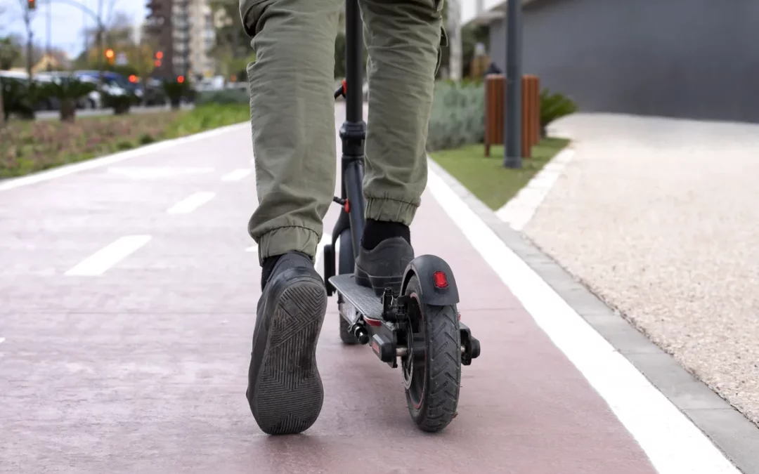 Elkarrekin pide que los patinetes eléctricos puedan volver a subir al transporte público de Araba