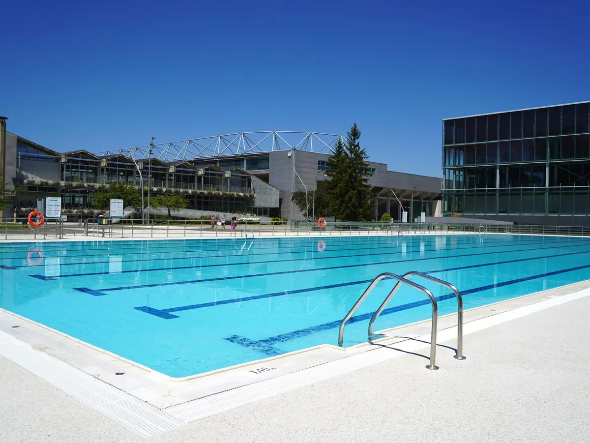 Piscinas exteriores de Mendizorrotza Piscinas exteriores de Mendizorrotza en Gasteiz