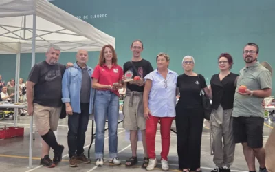 Un tomate Corazón de Buey de Araia gana el primer Concurso del Tomate Antiguo de Elburgo